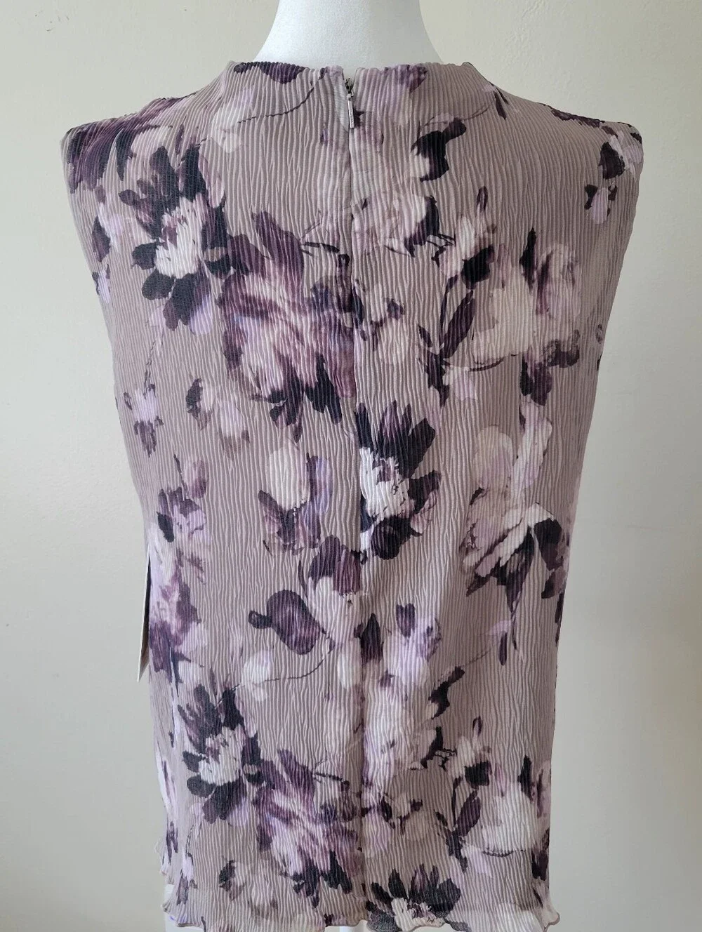 Calvin Klein Sleeveless Pleated Floral Shell in Lavender and Black Sz Med - Picture 2 of 5
